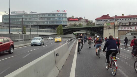 Radweg in der Stadt mit zahlreichen Radfahrern