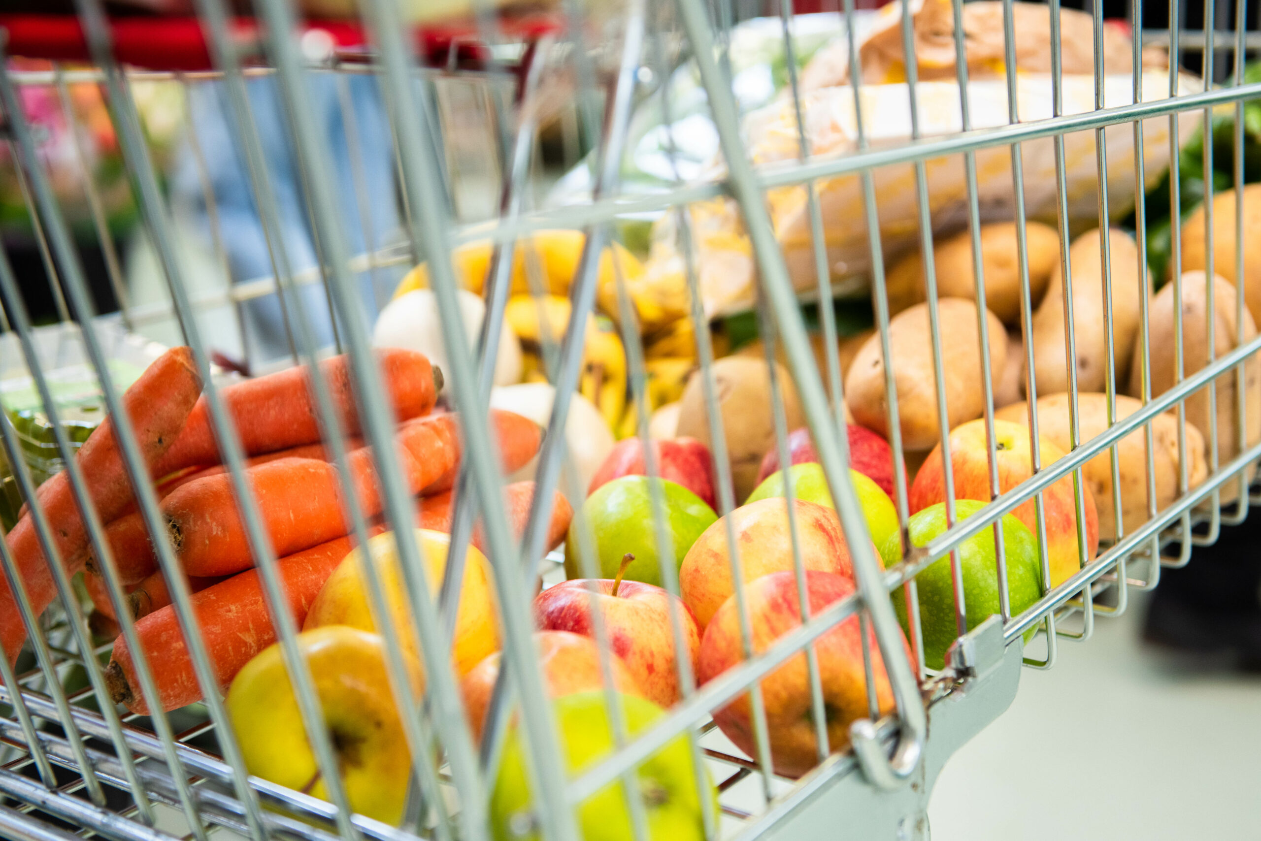 Einkaufswagen mit Obst und Gemüse