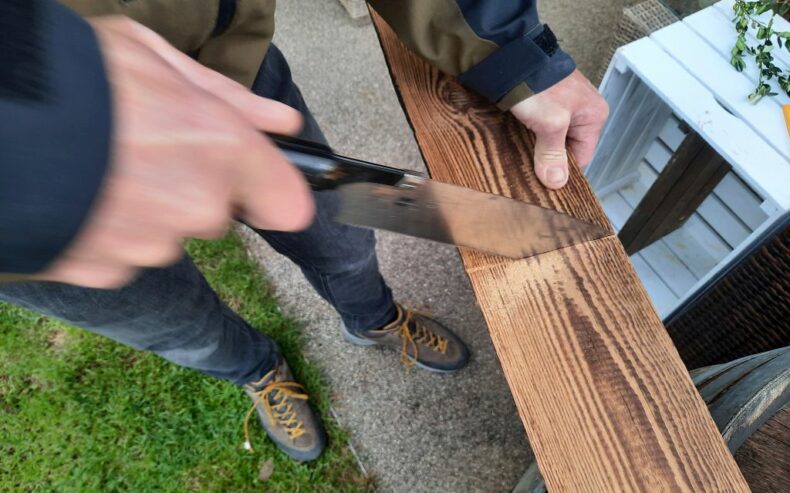 Holzbrett für Ablage auf letzter Palettenstufe in der Länge der Palette abmessen und absägen.