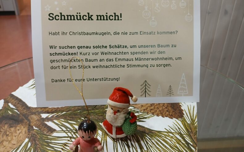 Büroaufruf Weihnachtsschmück für den Büro-Christbaum mitzubringen