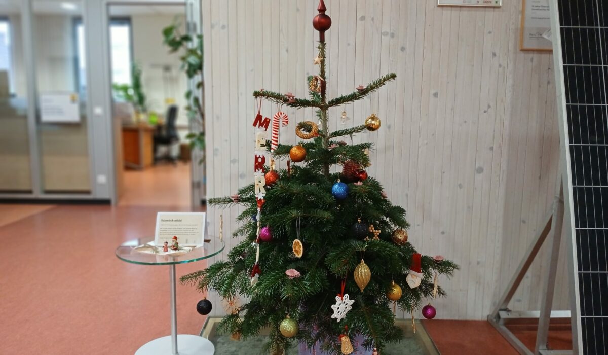 Geschmückter Büro-Weihnachtsbaum in einem Topf