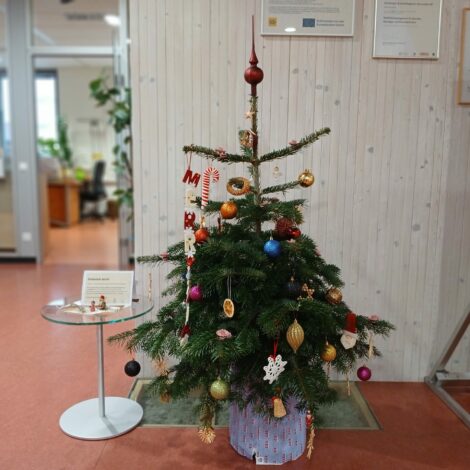 Geschmückter Büro-Weihnachtsbaum in einem Topf