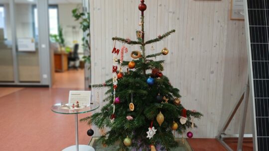 Geschmückter Büro-Weihnachtsbaum in einem Topf