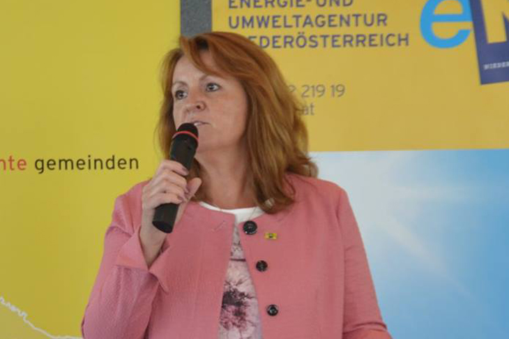 Christa Ruspeckhofer bei der Moderation einer Veranstaltung der eNu