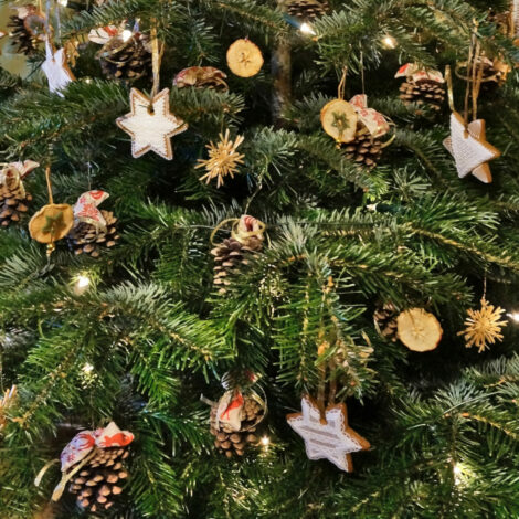 Christbaum mit hölzernem Christbaumschmuck