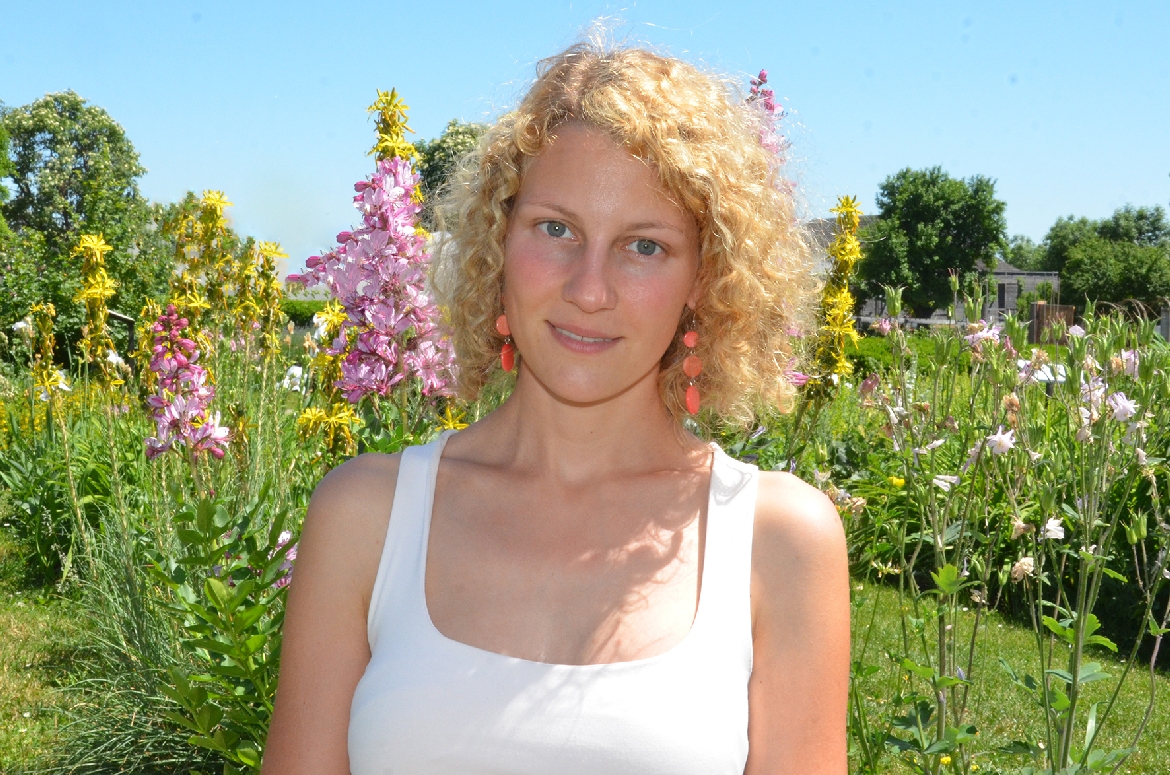Elisabeth Teufner in einem bunt blühenden Garten