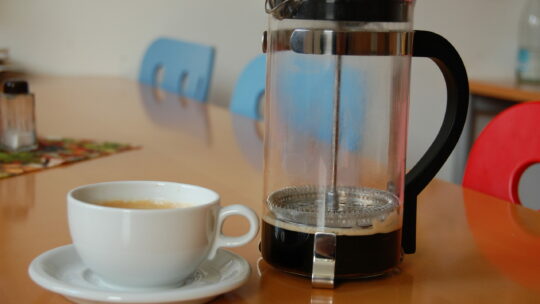 French press Kaffee Kanne und Tasse auf einem Holztisch