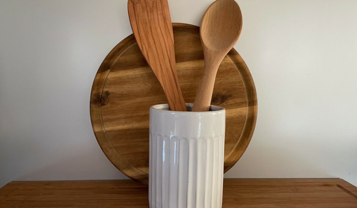 Schneidbretter und Kochlöffel aus Holz.