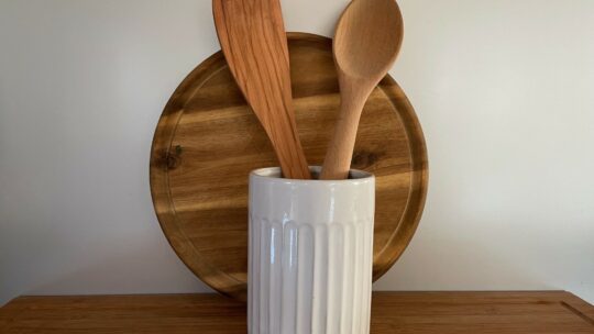 Schneidbretter und Kochlöffel aus Holz.