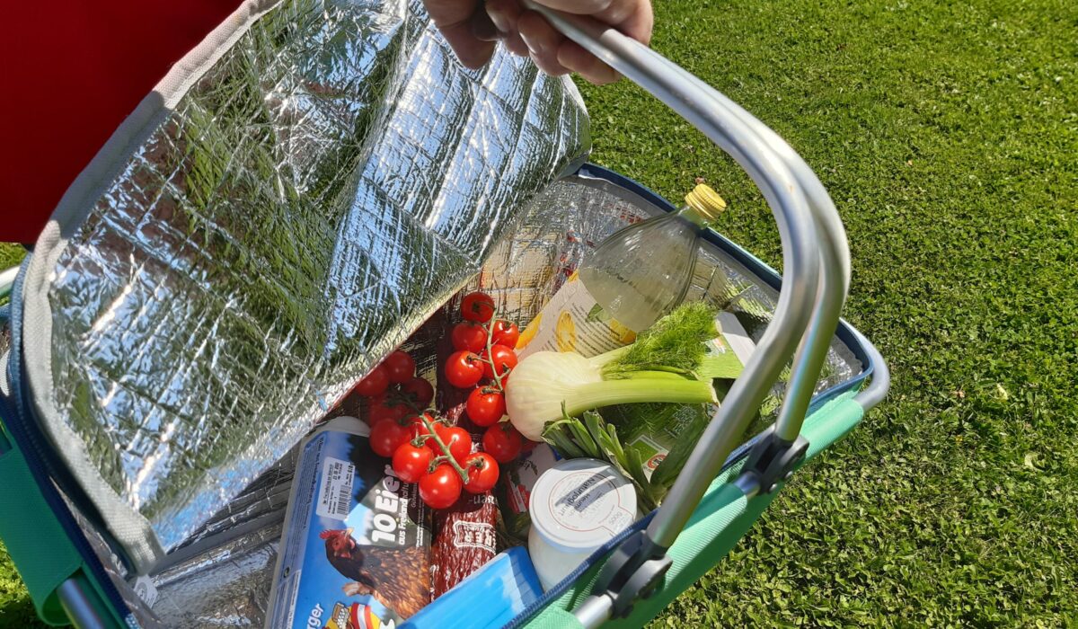 Lebensmittel im Sommer am besten in einer Kühltasche transportieren.