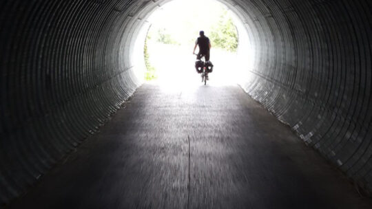 Radfahrer am Ende eines Tunnels
