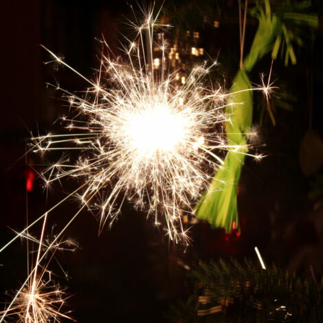 Angezündeter Sternspritzer am Weihnachtsbaum