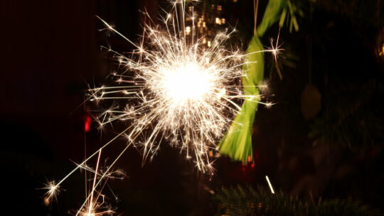 Angezündeter Sternspritzer am Weihnachtsbaum