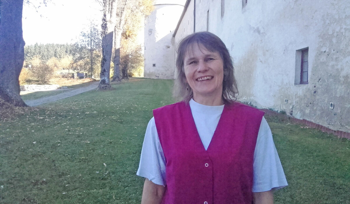 Interview mit Manuela Wagner, Reinigungskraft an der LFS Ottenschlag vor der Schule stehend