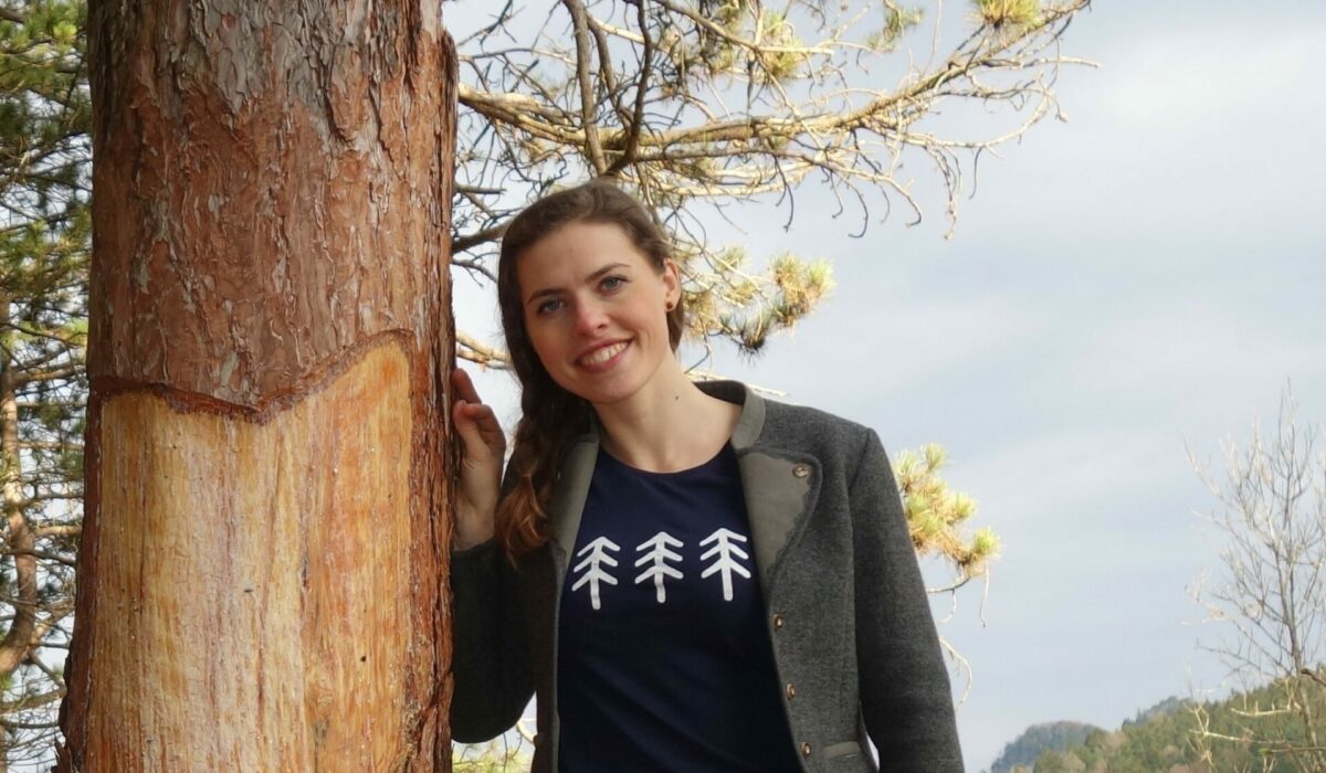 Sandra Falkner, alpengummi an einem Baum gelehnt